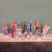 16 houten silhouetten met mens-figuren